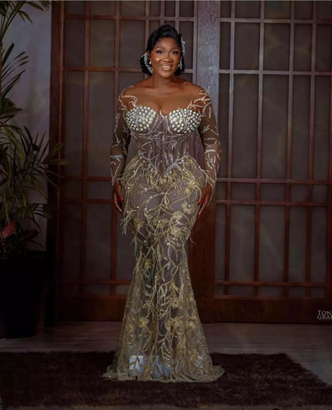 Latest Lace Gown Styles 2022 for Ladies in Nigeria 5