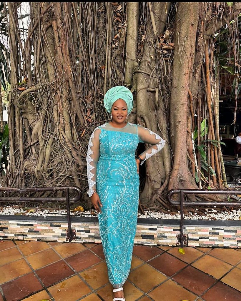 Latest and Bold Asoebi Gown Styles 2023 1
