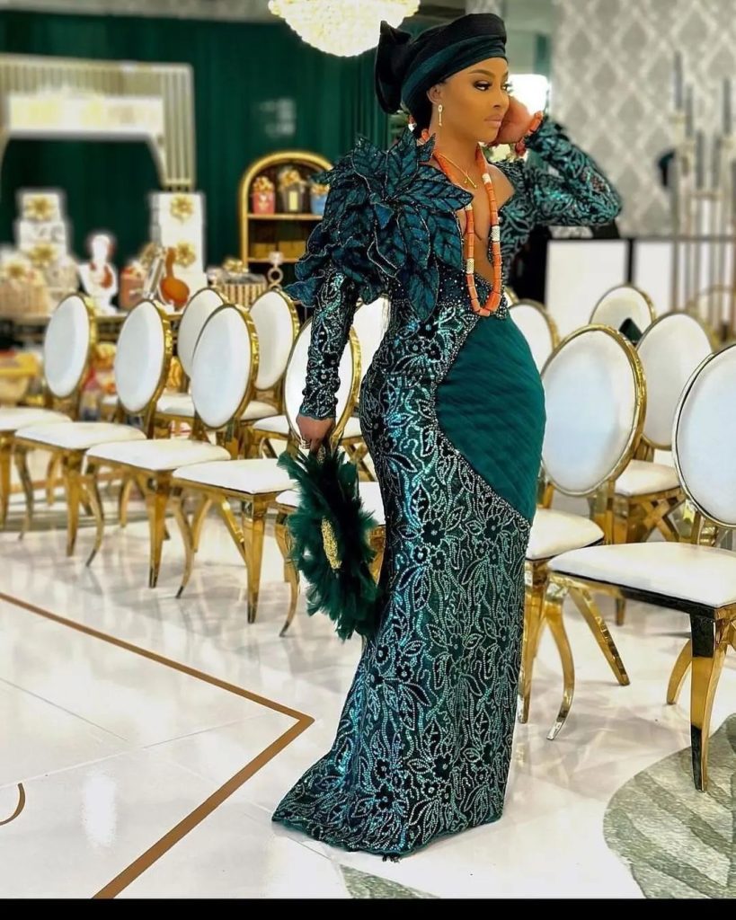 Elegant Asoebi Styles For Black Women 2023 2