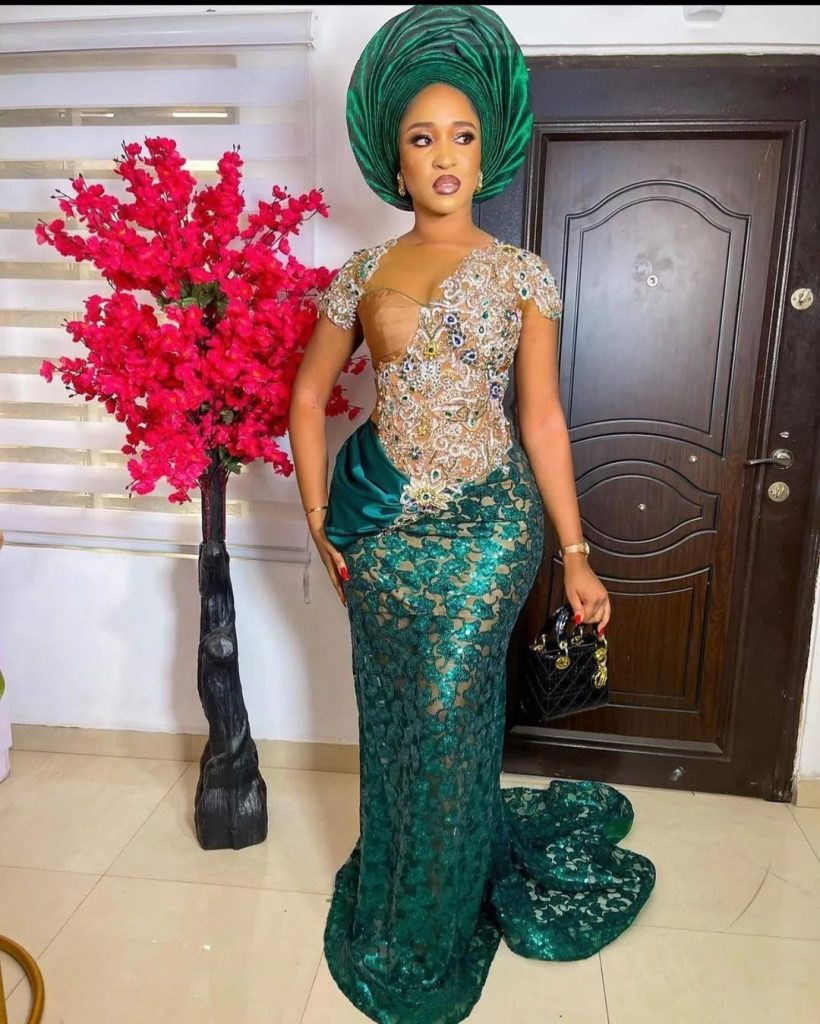 Stunning Collections Of Asoebi Styles That Turn Head