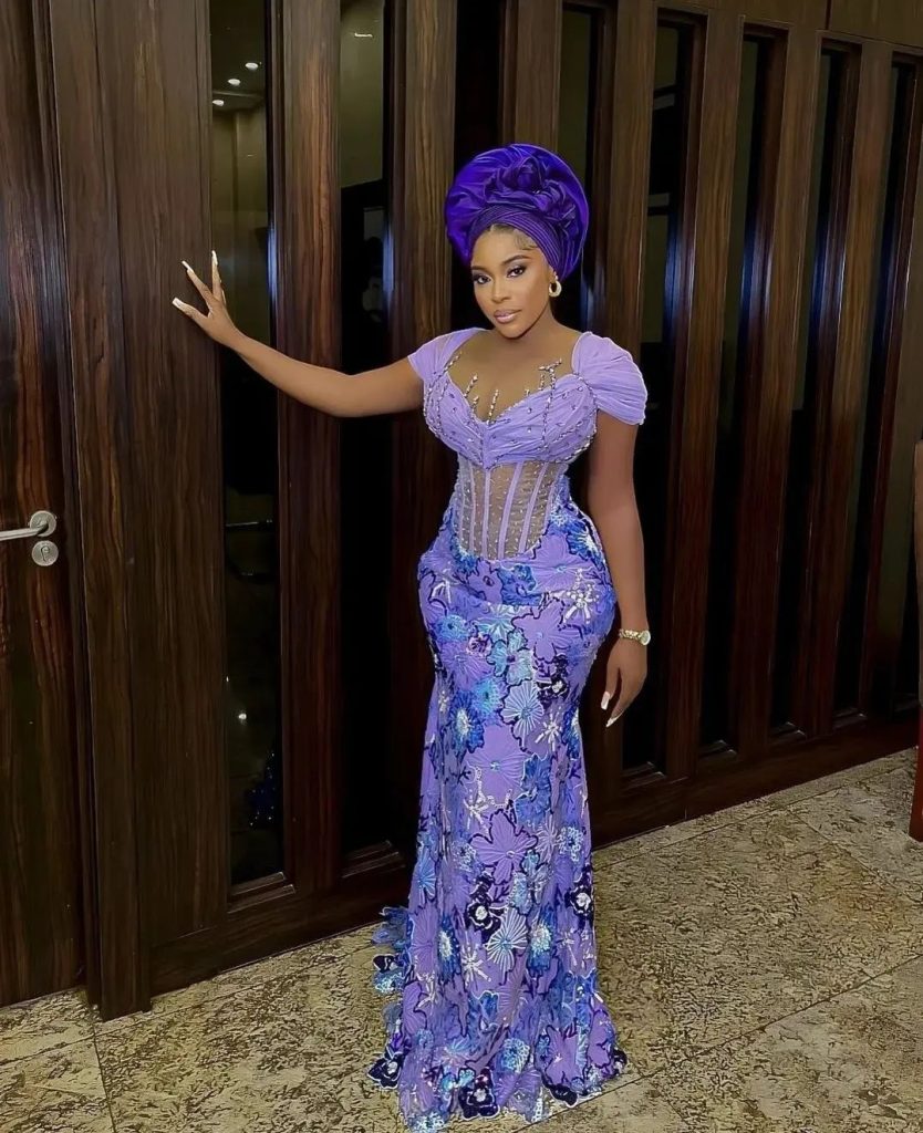 Stunning Collections Of Asoebi Styles That Turn Head 4