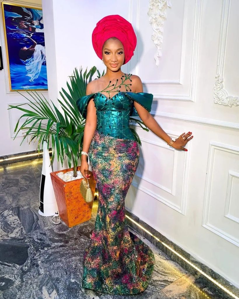 Stunning Collections Of Asoebi Styles That Turn Head 5