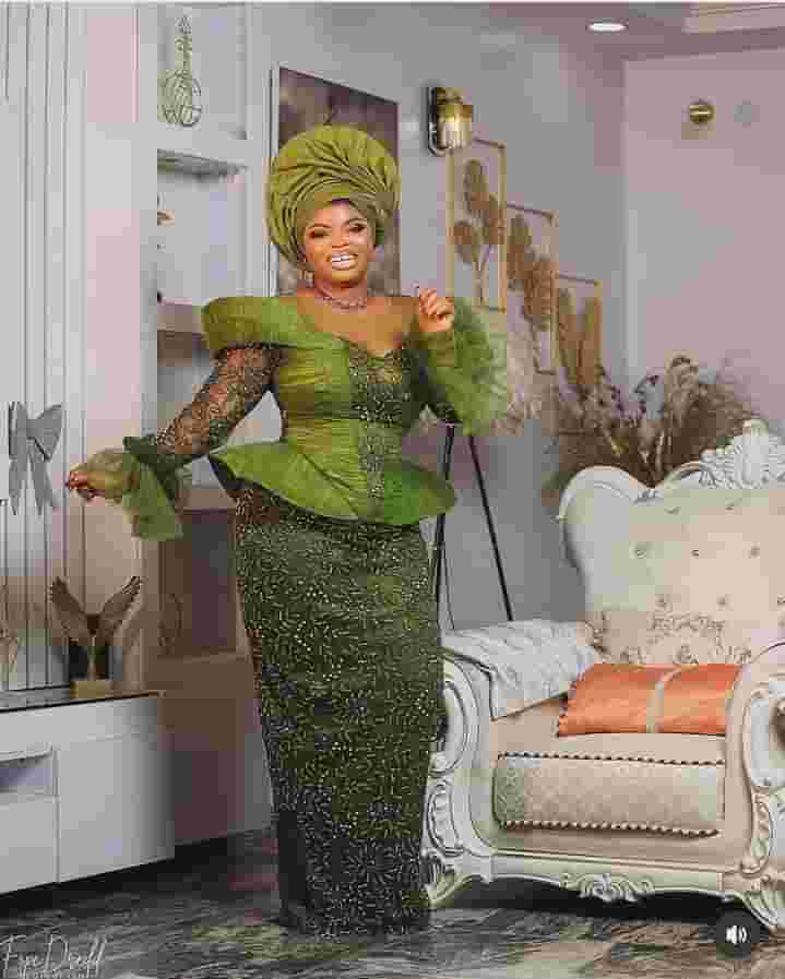 Stunning And Best Asoebi Gown Styles 2024 For Fashionistas 4