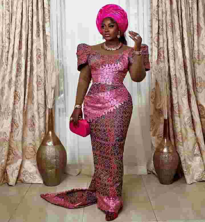 Stunning And Best Asoebi Gown Styles 2024 For Fashionistas 5